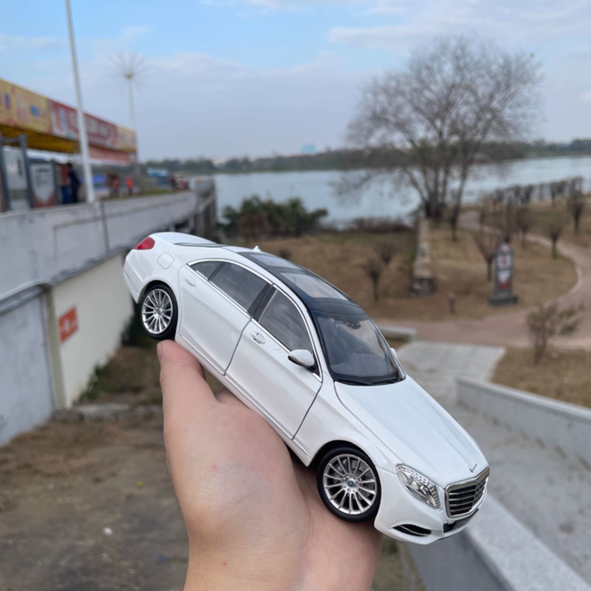 نموذج محاكاة سبيكة Mercedes-Benz الفئة S بمقياس 1:24 بلوحة أرقام مخصصة