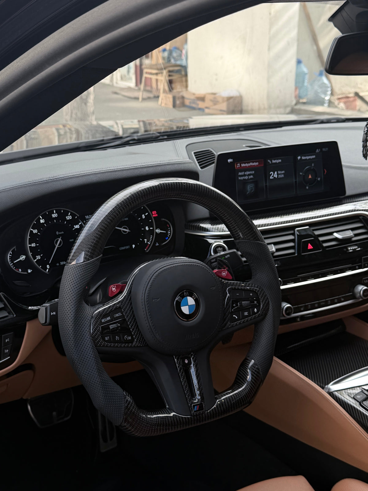 Карбоновый руль BMW G-серии с карбоновыми подрулевыми переключателями