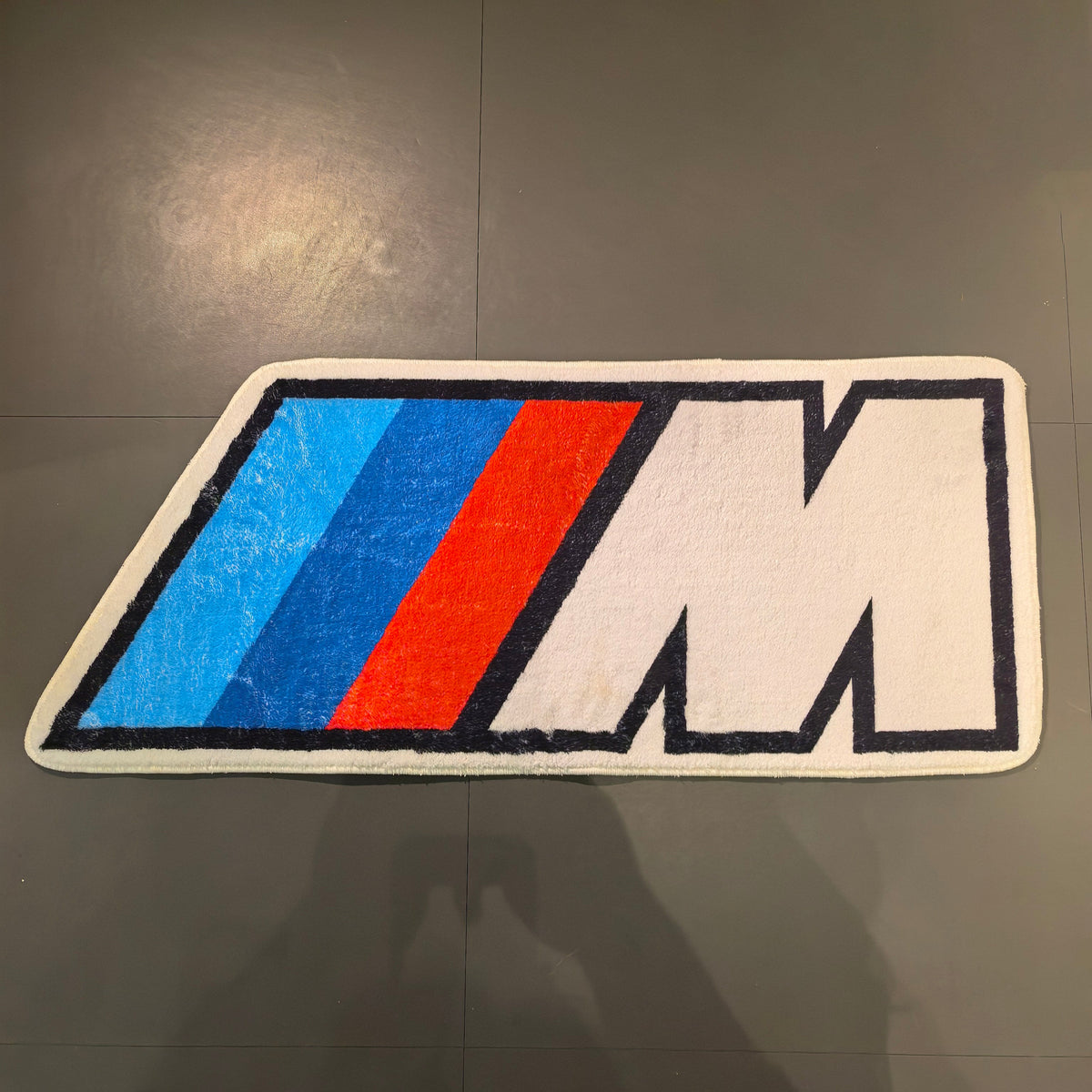 Ковер BMW с M-полосами — плюшевый нескользящий напольный коврик