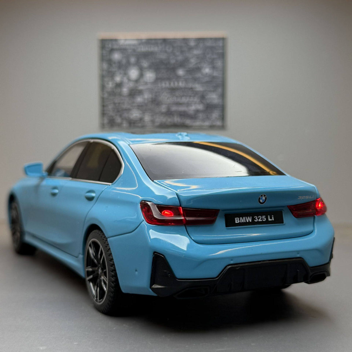 نموذج دييكاست سبيكة BMW الفئة 3 325Li (G20) بمقياس 1:24 - إصدار لوحة أرقام مخصصة