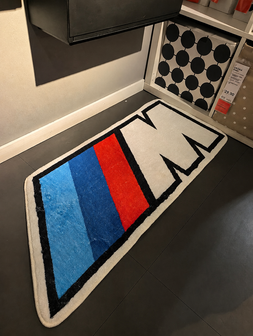 Ковер BMW с M-полосами — плюшевый нескользящий напольный коврик